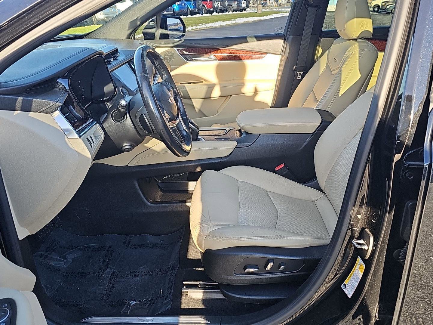 Used 2018 Cadillac XT5 Luxury w/ Driver Awareness Package image 13