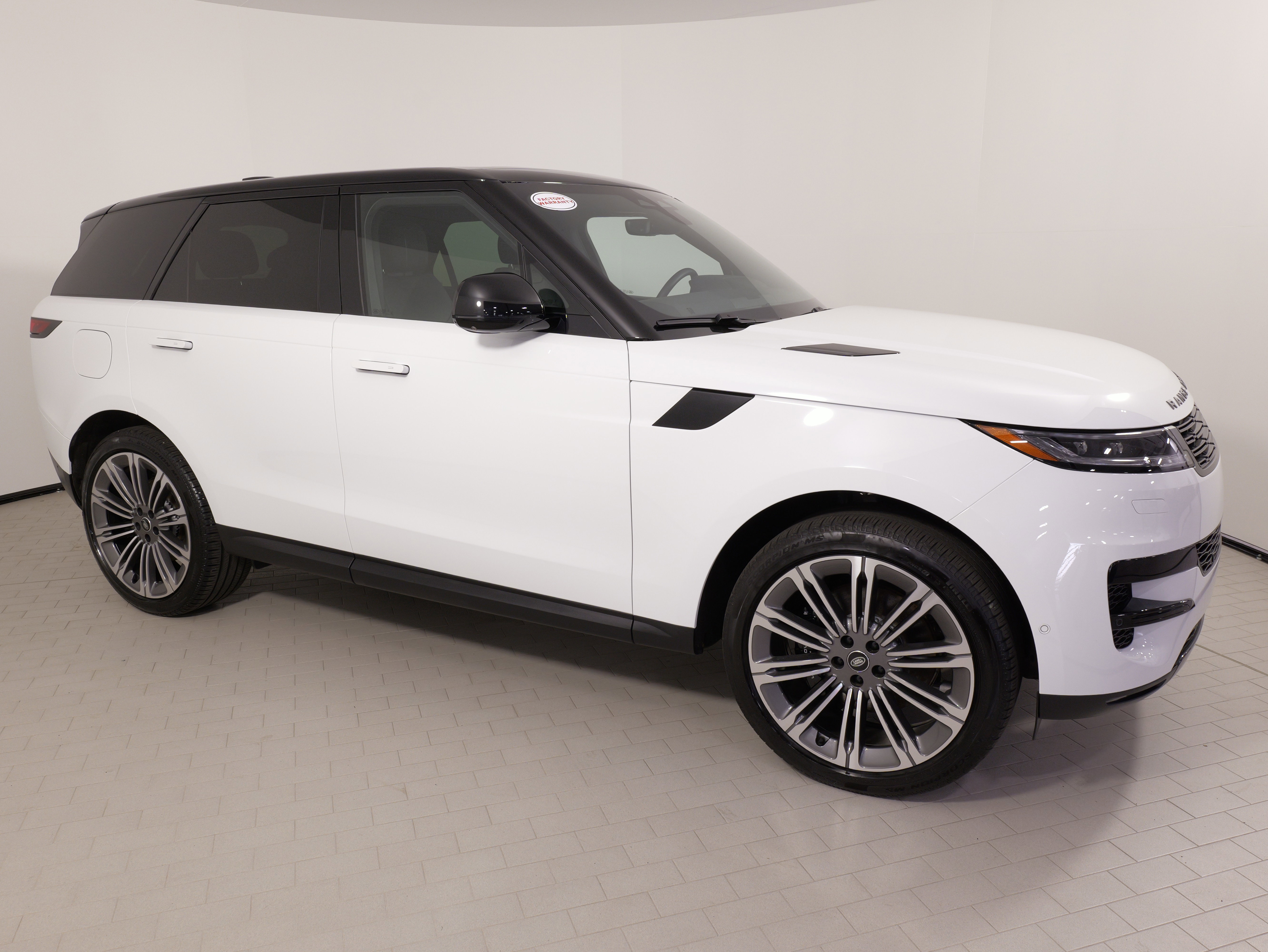 Used 2025 Land Rover Range Rover Sport SE image 7