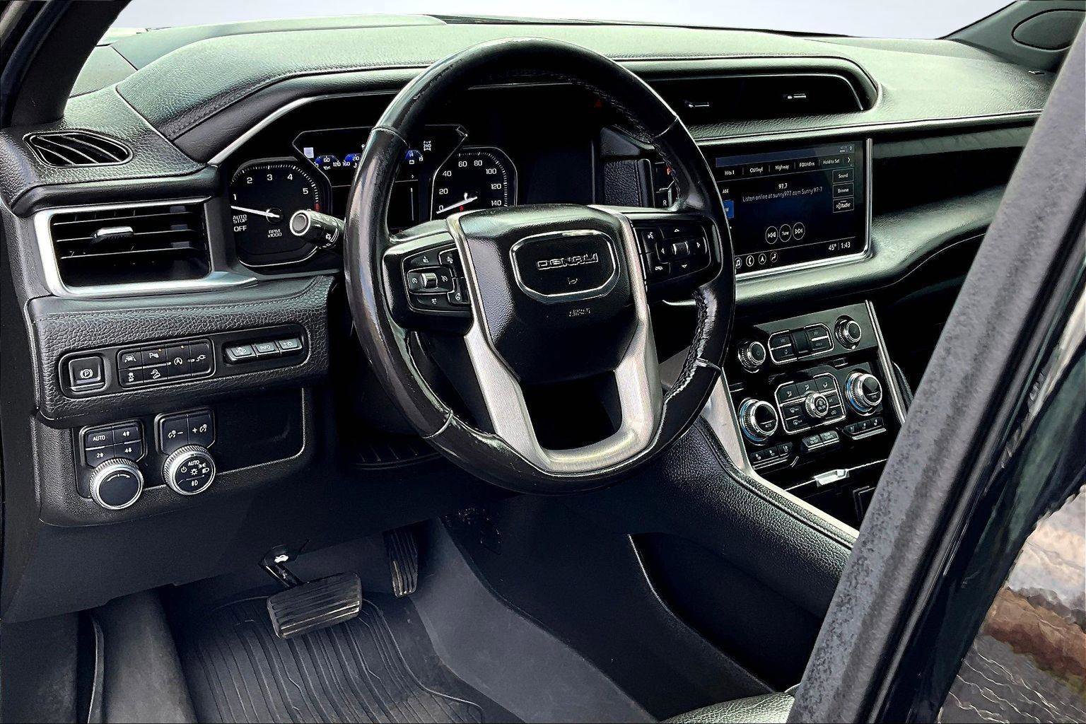 Used 2021 GMC Yukon XL Denali w/ Denali Premium Package image 15