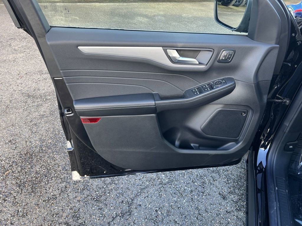 New 2025 Ford Escape SE w/ PHEV Premium Package FWD image 18