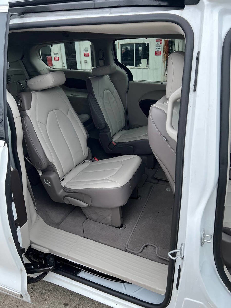 Used 2017 Chrysler Pacifica Touring-L w/ Tire & Wheel Group image 5