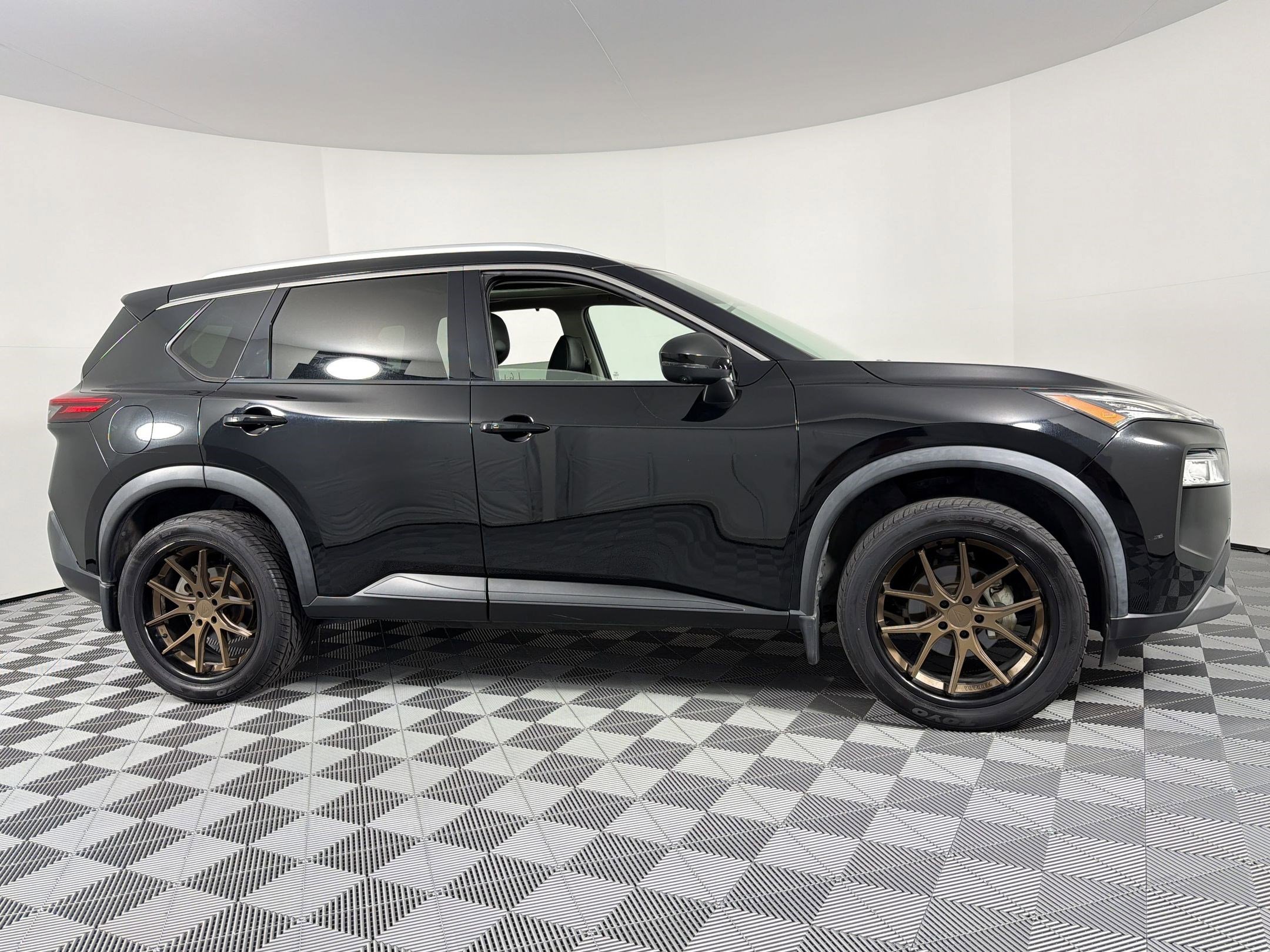 Used 2021 Nissan Rogue SV w/ Premium Package image 11