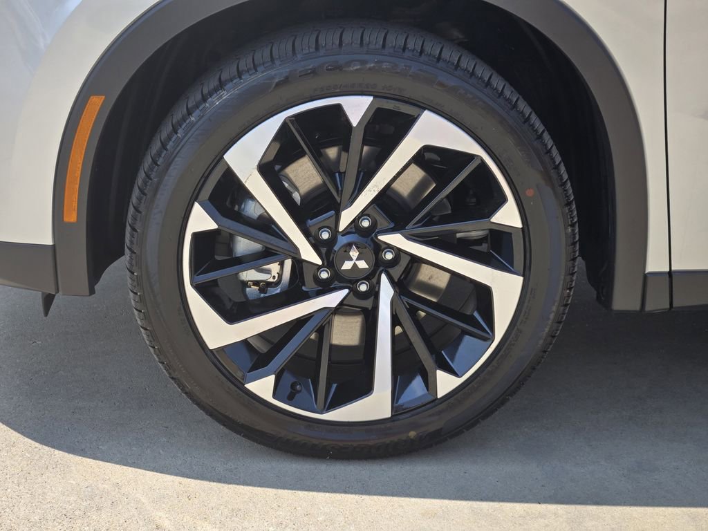 New 2025 Mitsubishi Outlander SE image 8