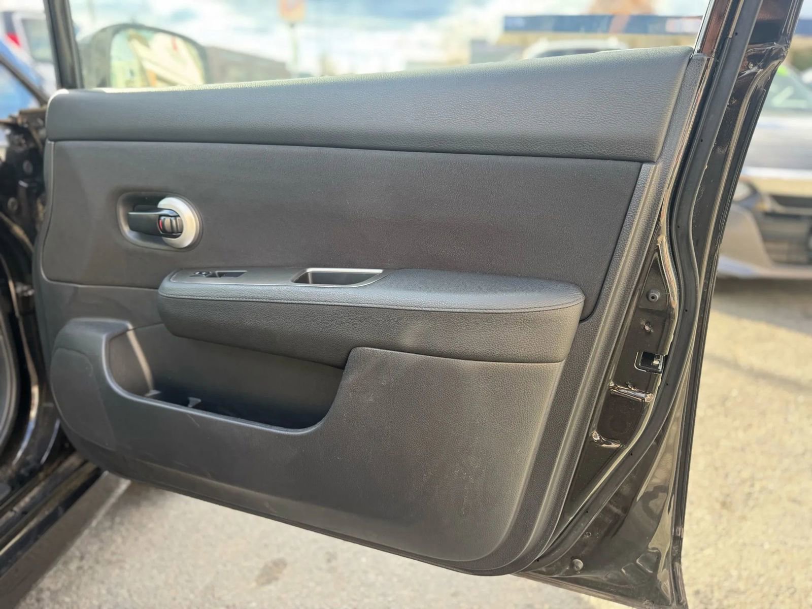 Used 2011 Nissan Versa SL w/ Premium Pkg image 13