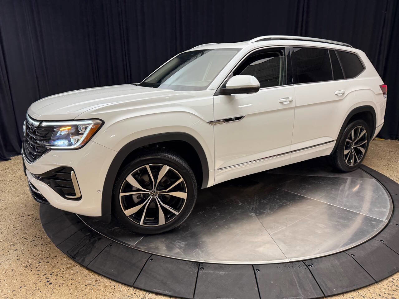 Used 2024 Volkswagen Atlas SEL Premium R-Line image 3