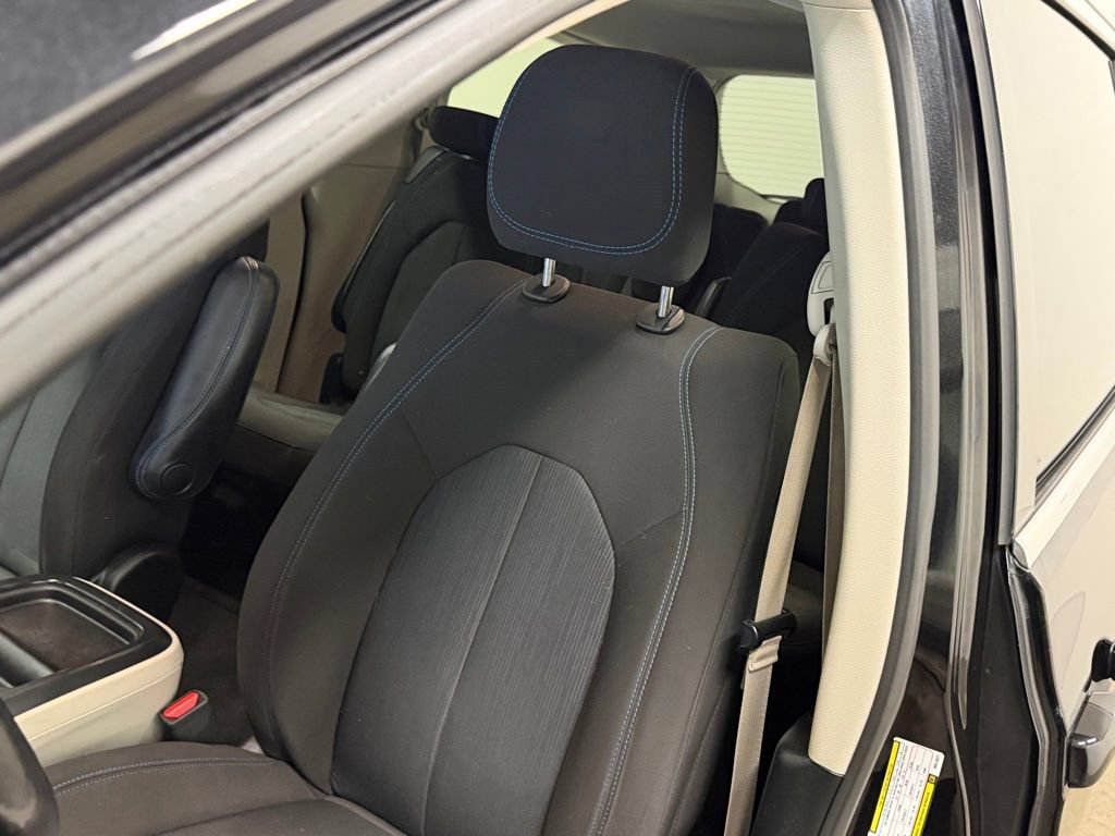 Used 2021 Chrysler Pacifica Touring w/ Cold Weather Group FWD image 37