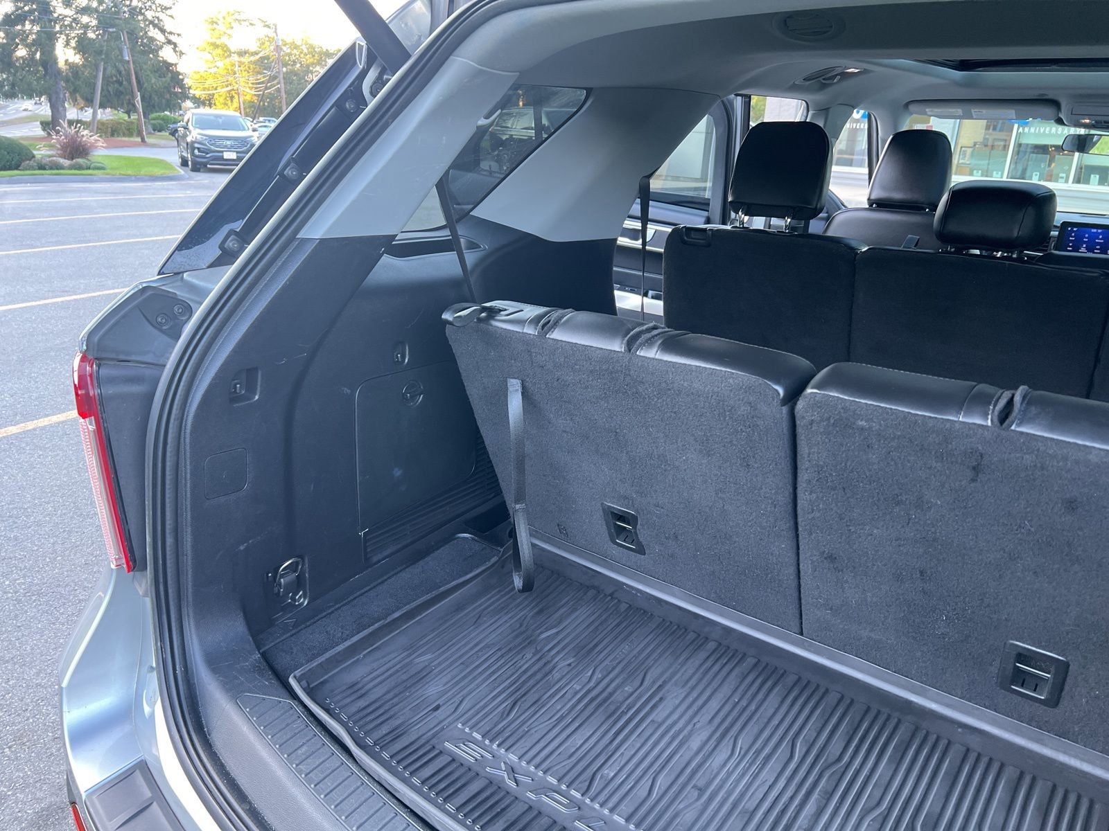 Used 2022 Ford Explorer XLT w/ Equipment Group 202A image 12