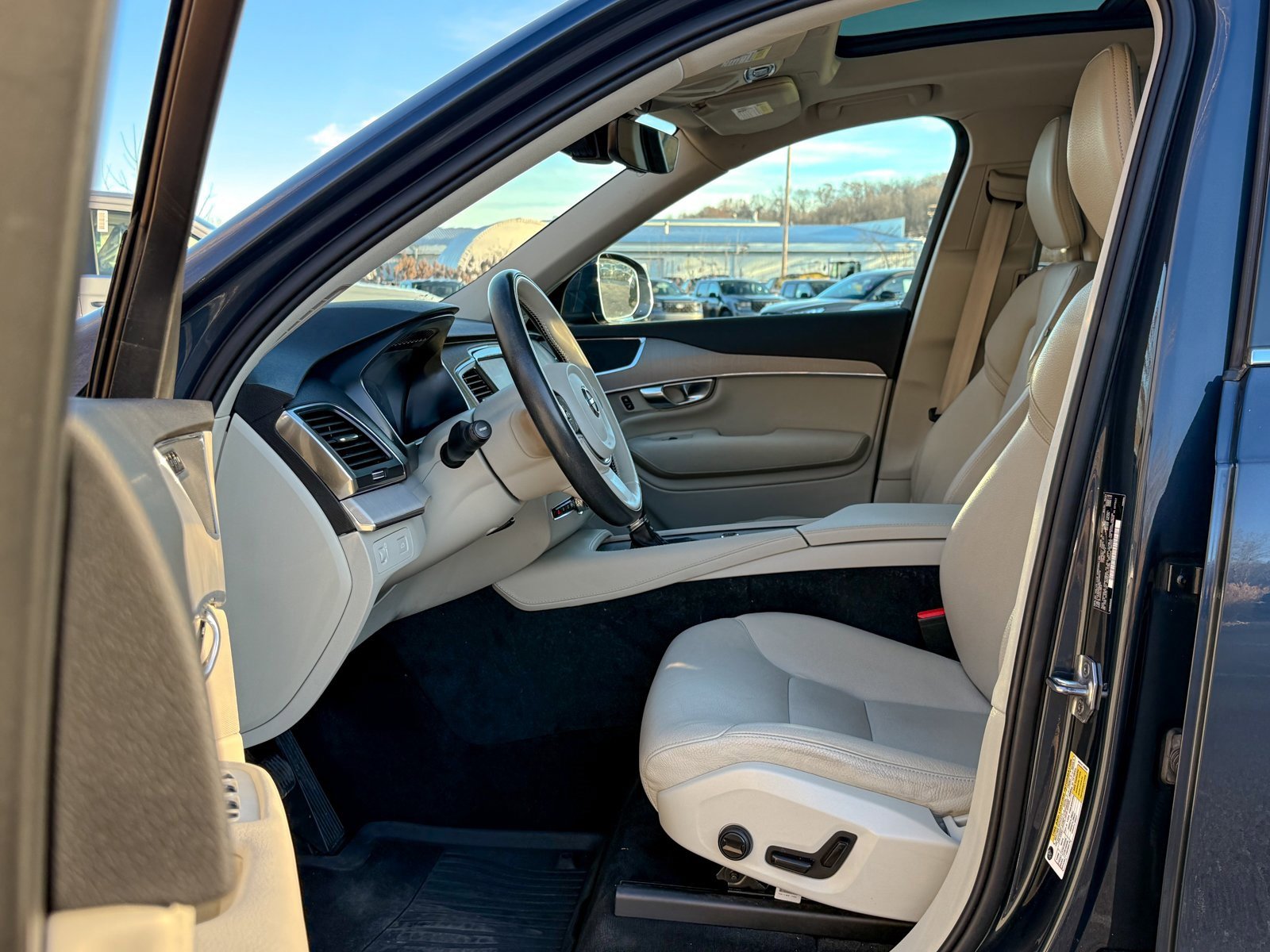 Used 2022 Volvo XC90 T5 Momentum w/ Climate Package image 18