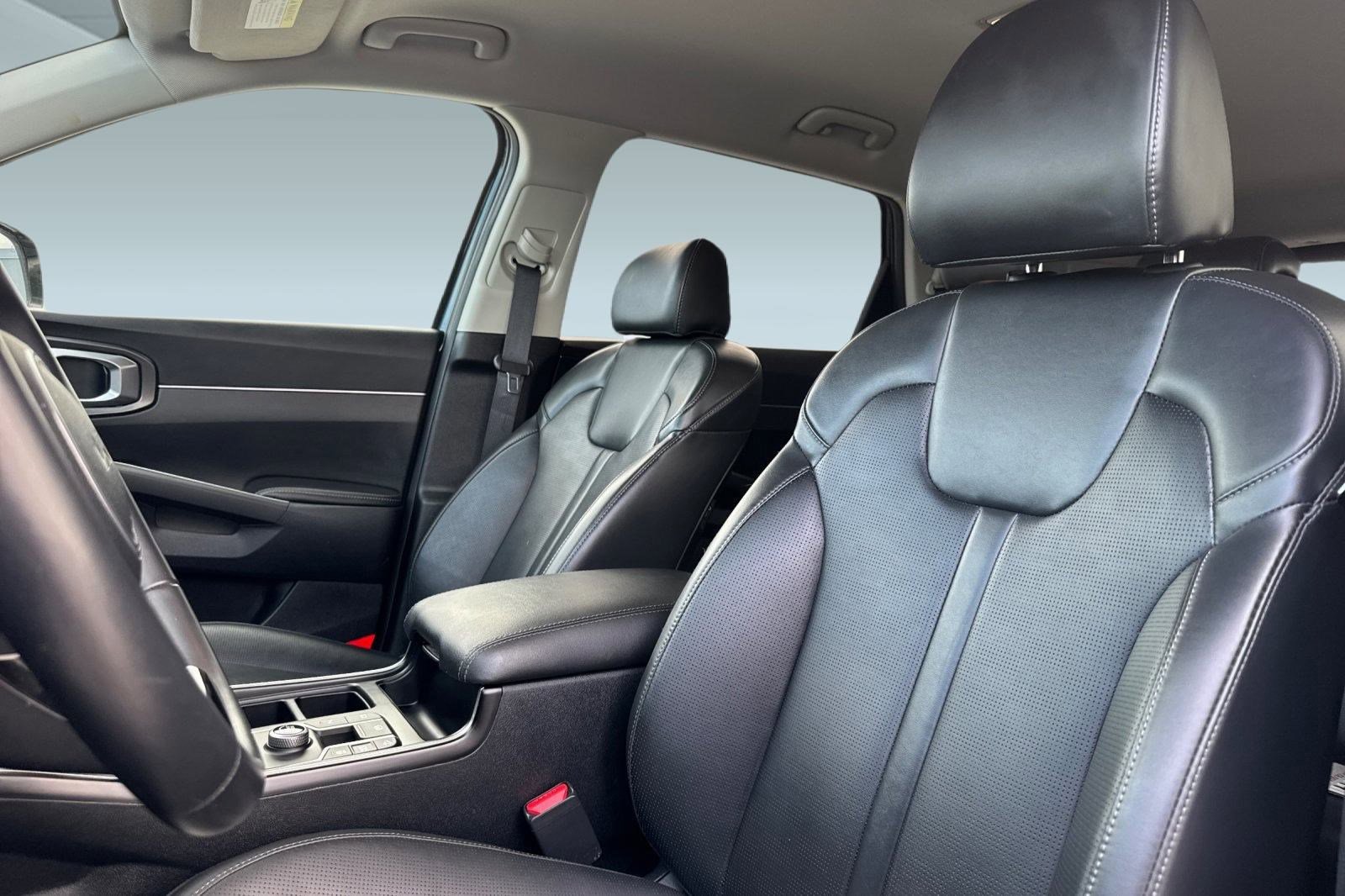 Used 2024 Kia Sorento S image 23