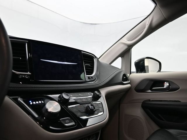 Used 2024 Chrysler Pacifica Limited FWD image 17