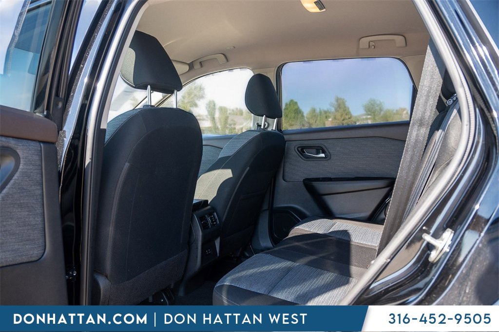 Used 2023 Nissan Rogue SV image 18