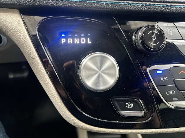 Used 2021 Chrysler Pacifica Touring-L FWD image 28