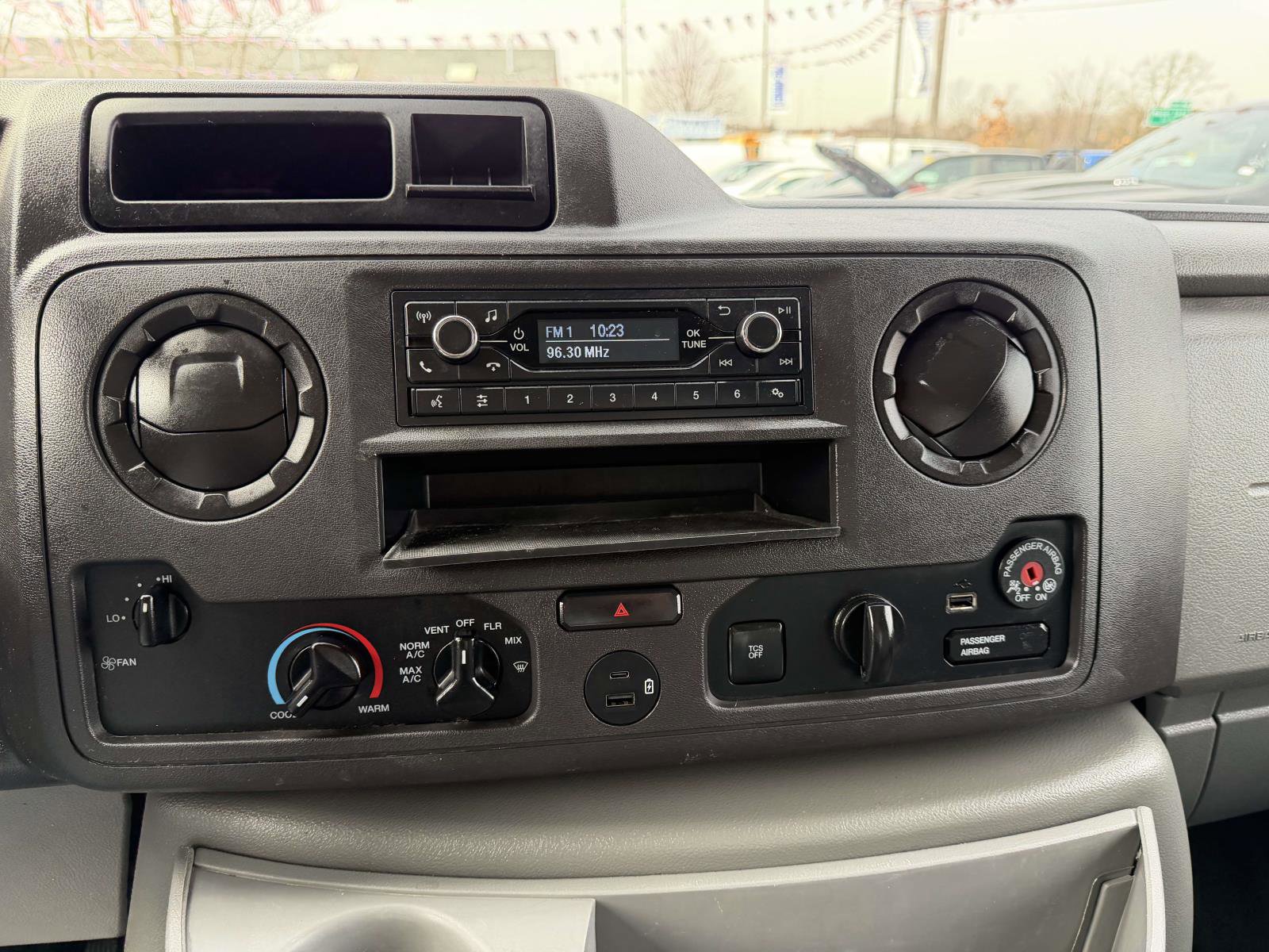 Used 2022 Ford E-350 and Econoline 350 Super Duty w/ Power Windows & Locks Group image 21