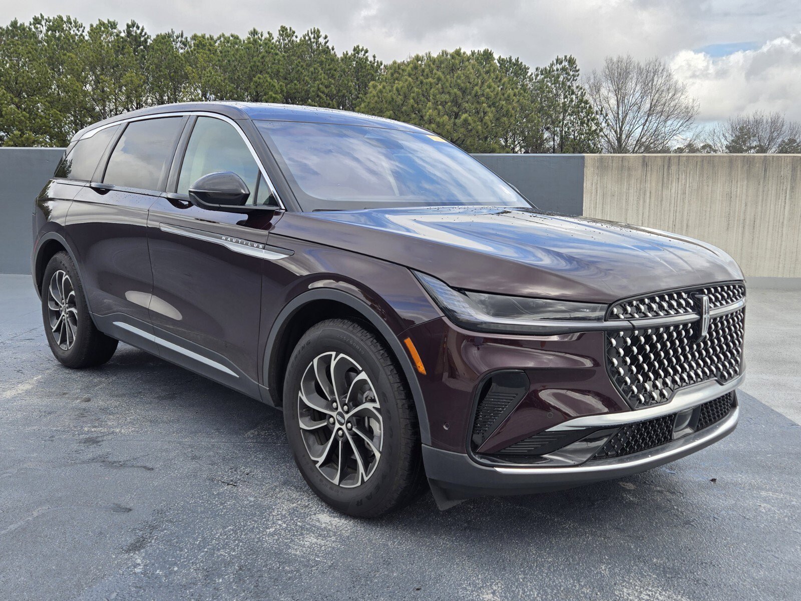 Used 2024 Lincoln Nautilus Premier w/ Equipment Group 102A image 2