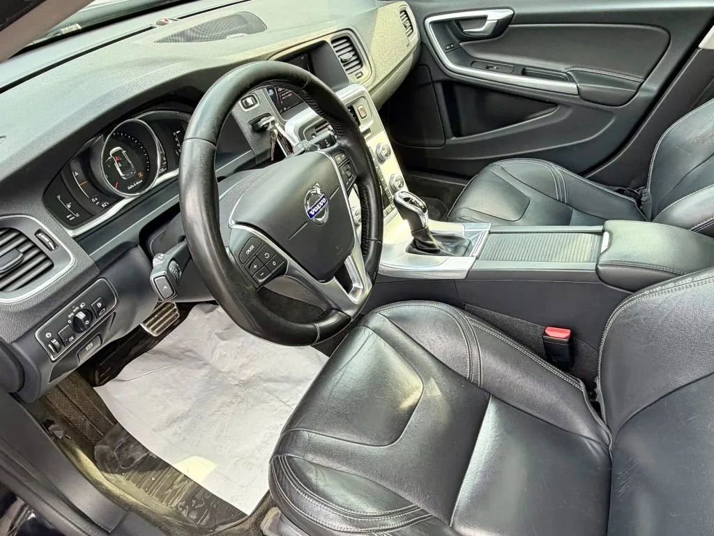 Used 2018 Volvo S60 T5 Dynamic w/ Vision Package image 2