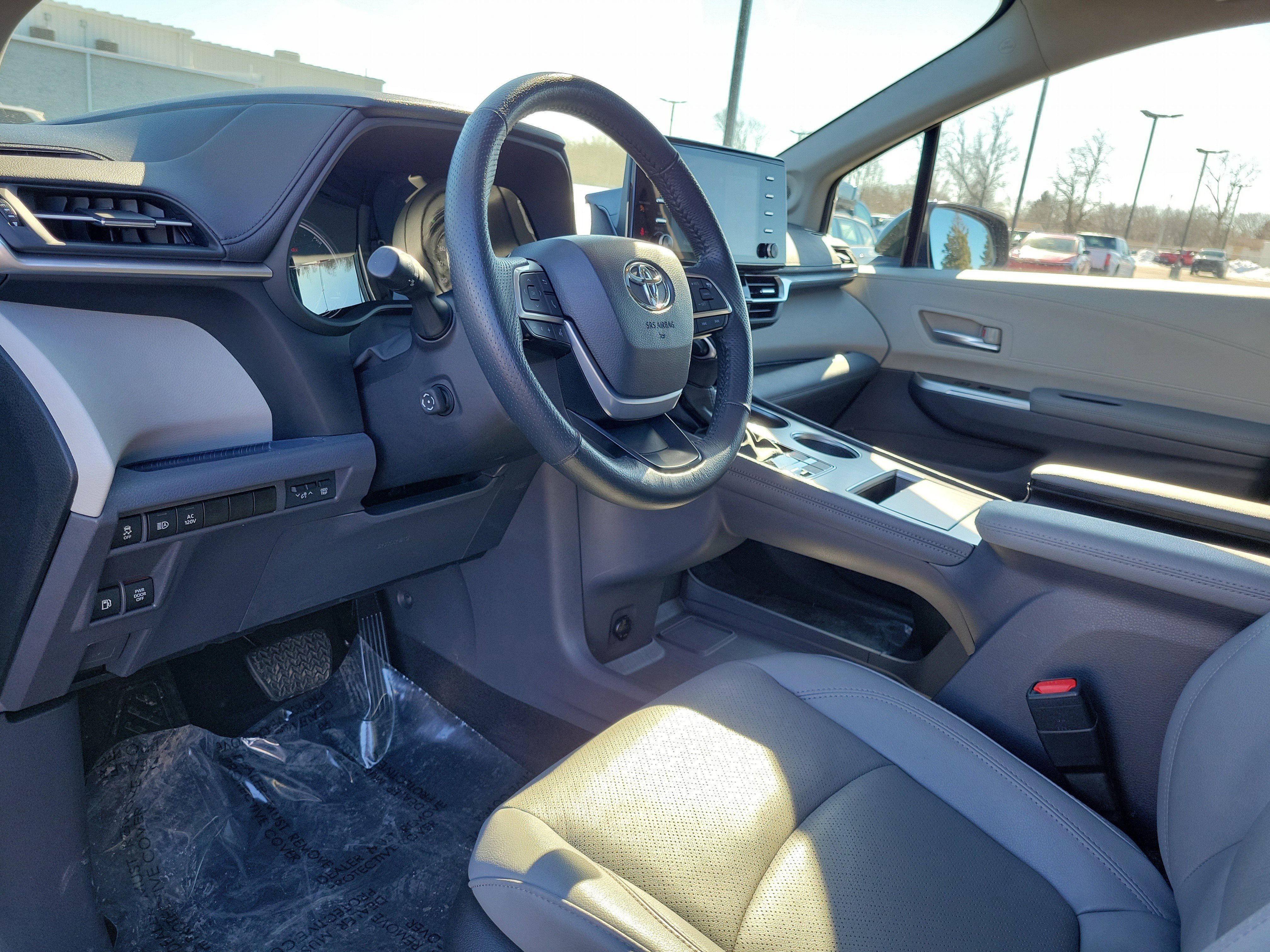 Used 2024 Toyota Sienna Limited image 19