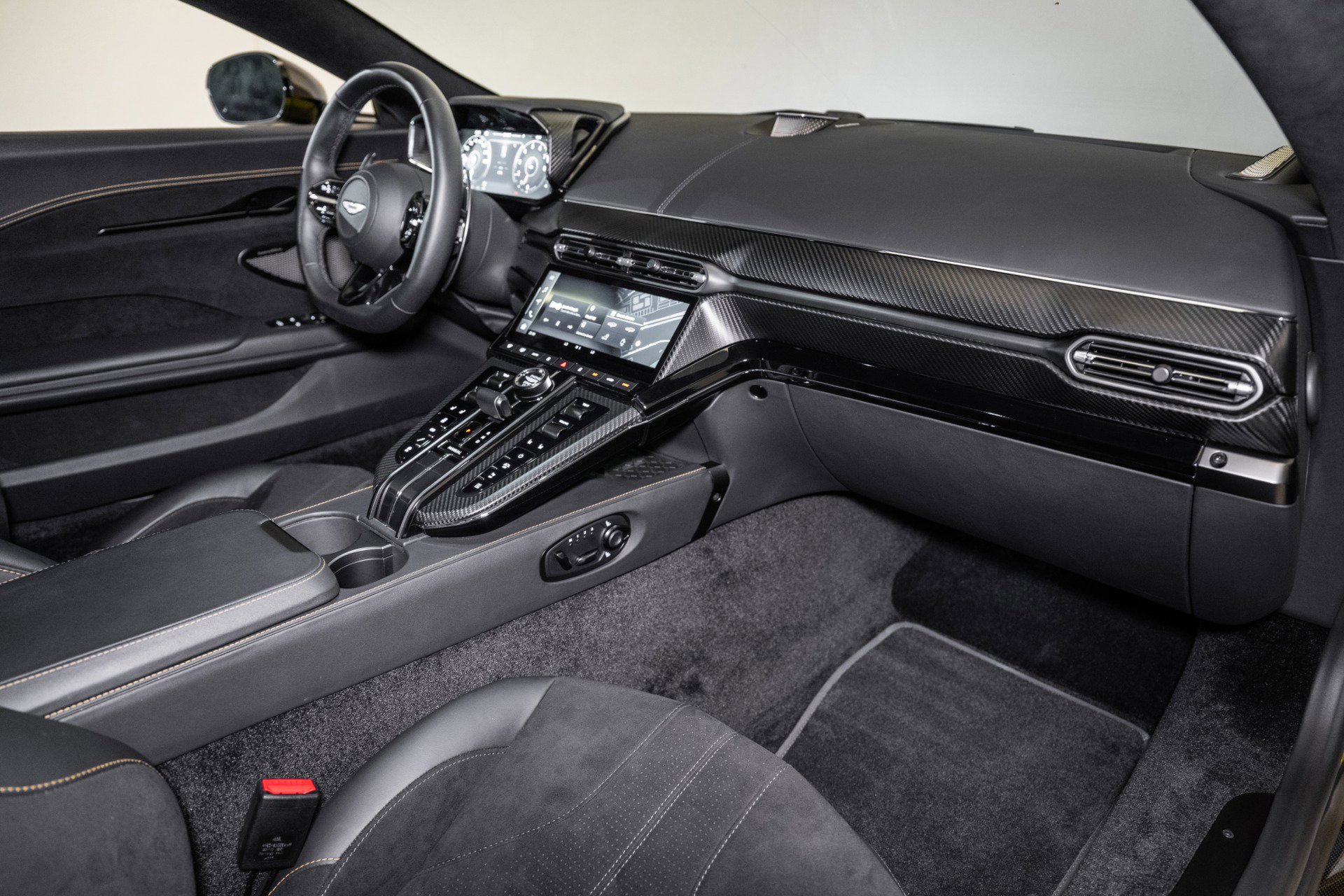 Used 2025 Aston Martin V8 Vantage Coupe image 15