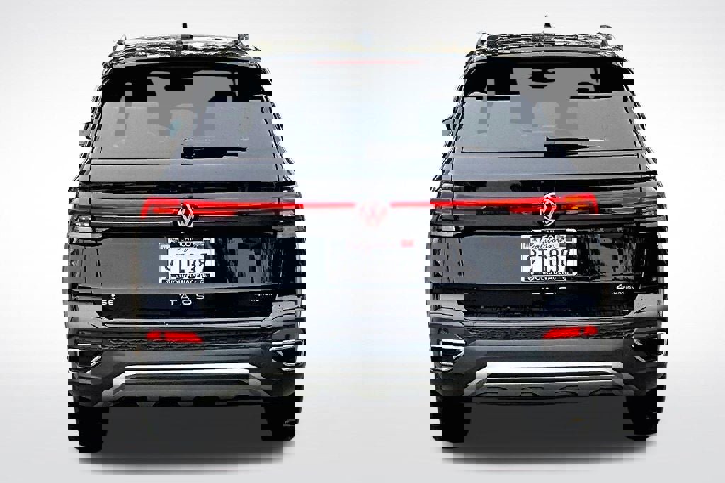 Certified 2025 Volkswagen Taos SE w/ Panoramic Sunroof Package image 3