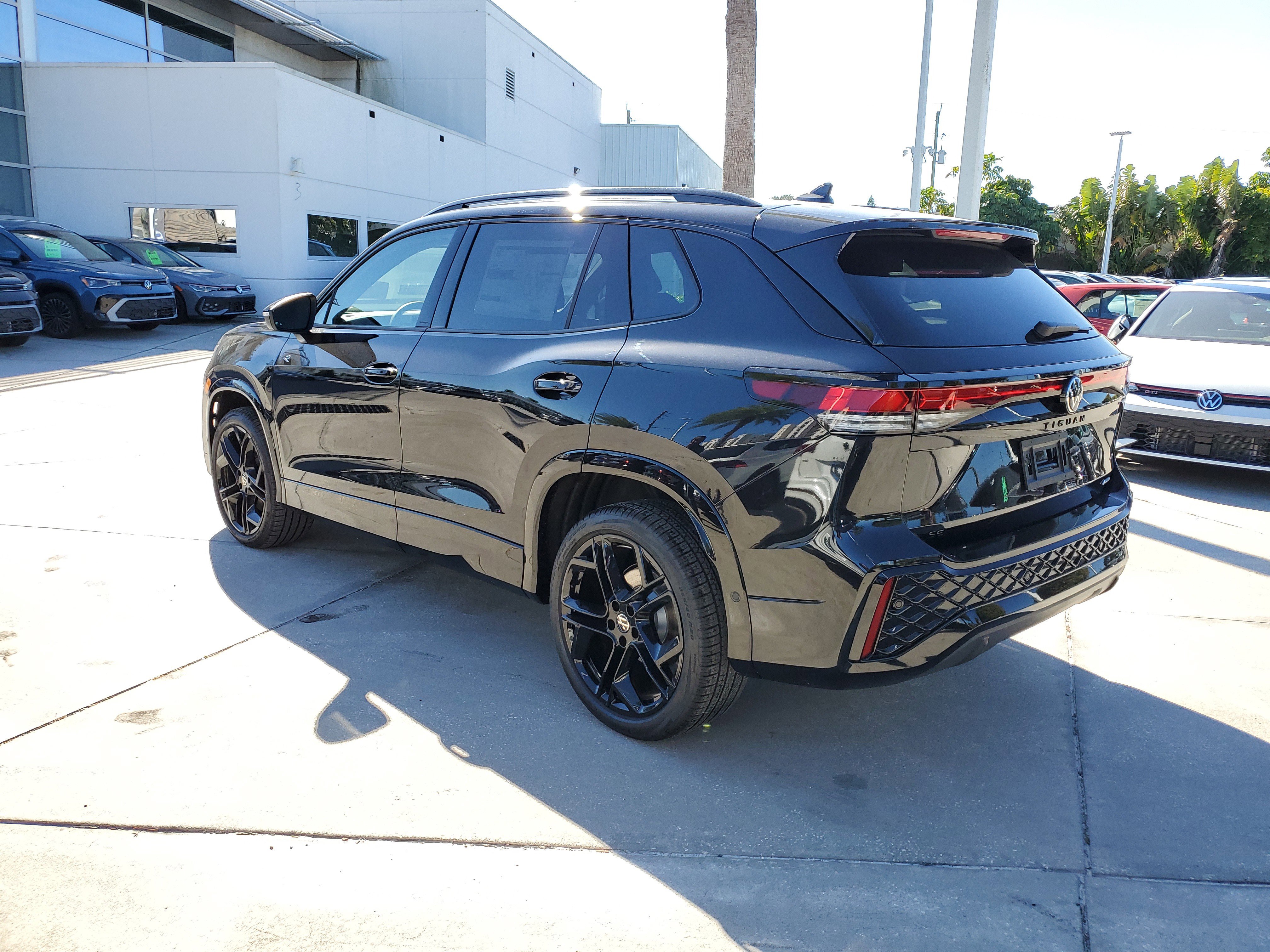 New 2026 Volkswagen Tiguan SE R-Line image 3