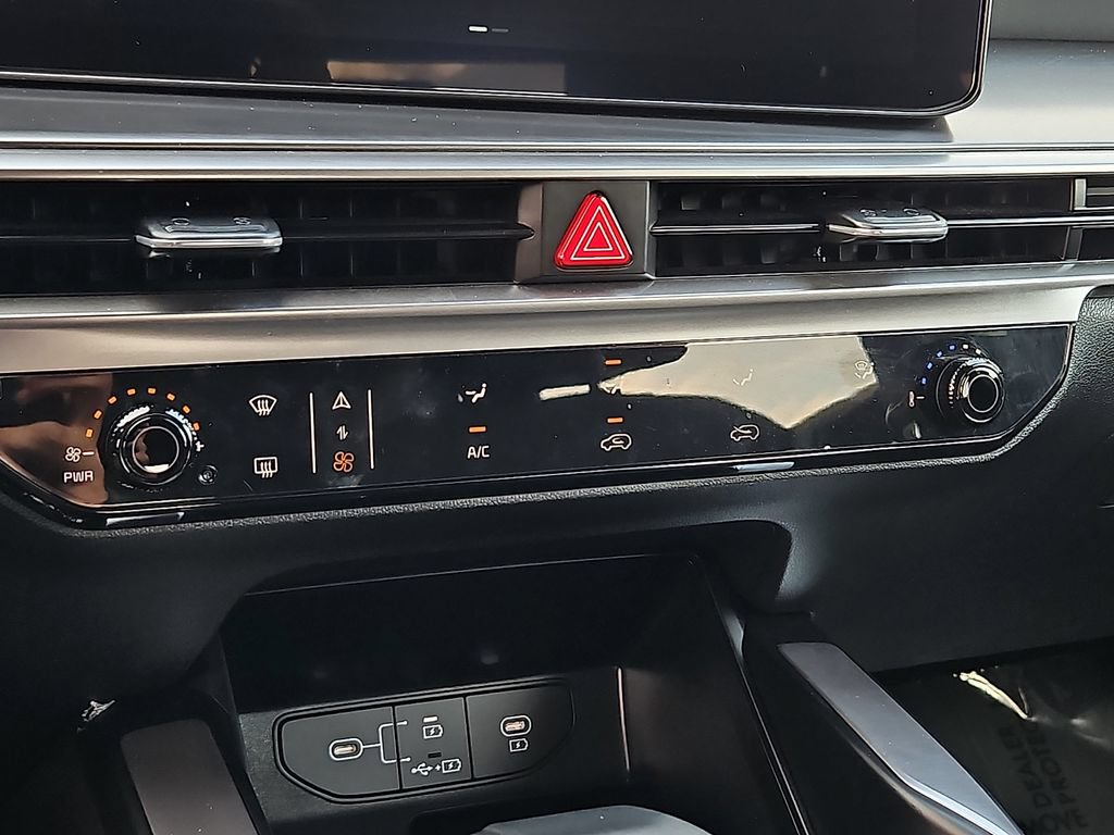 Certified 2026 Kia Sorento LX FWD image 16