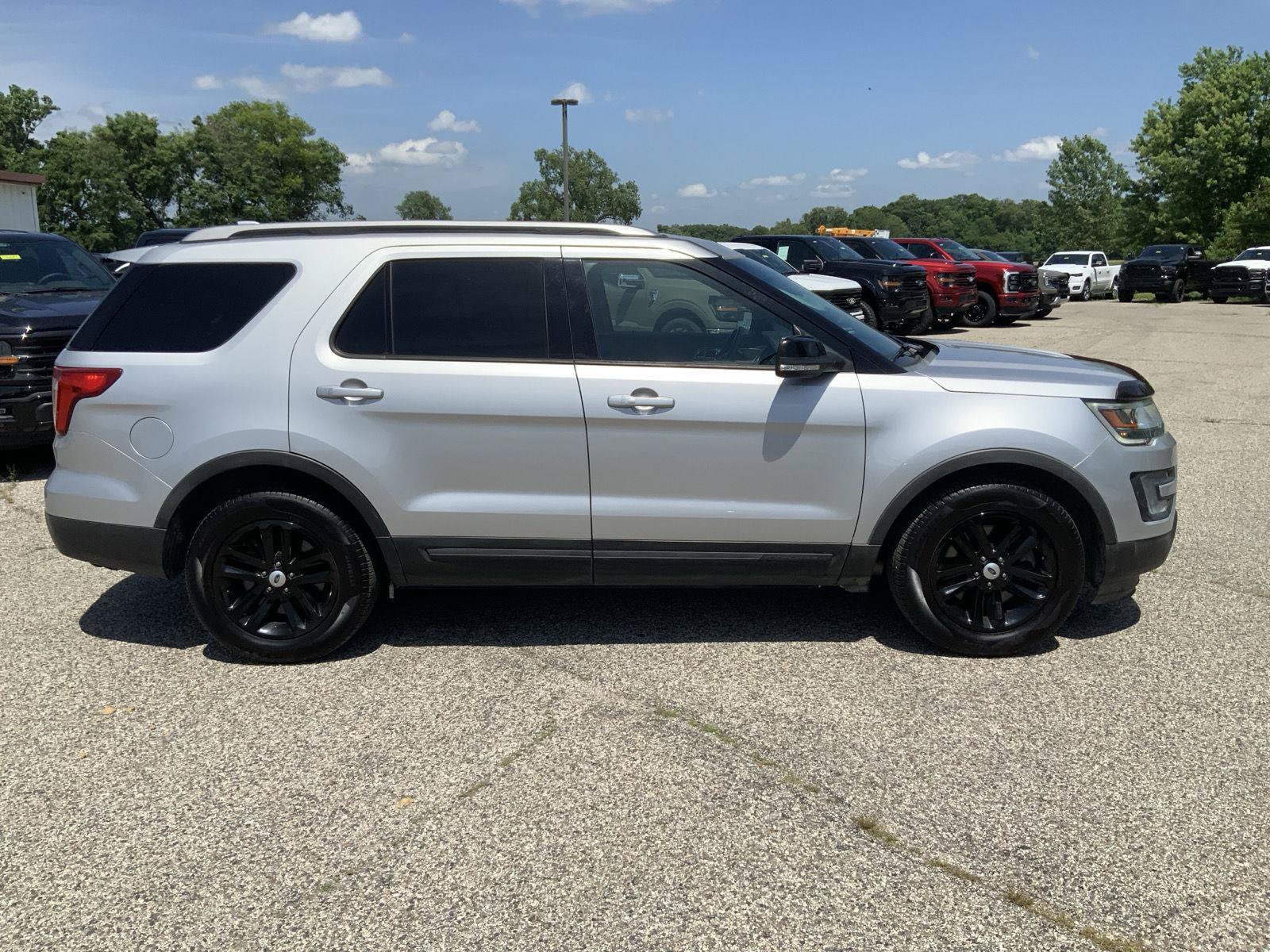 Used 2017 Ford Explorer XLT FWD image 12