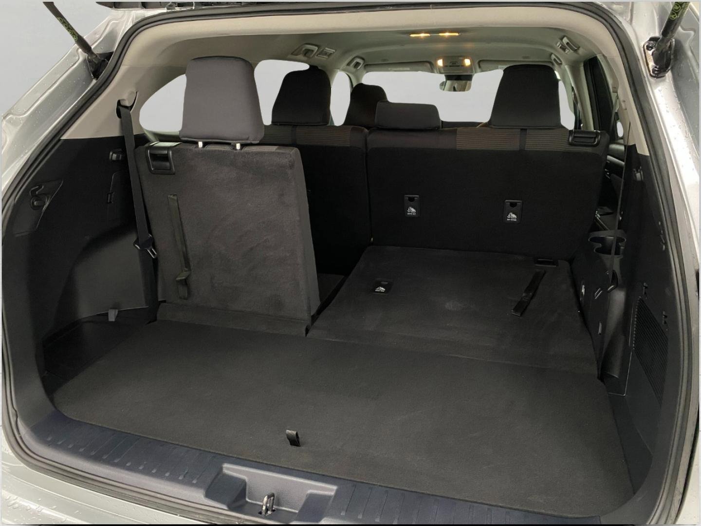 Used 2023 Toyota Highlander L image 6