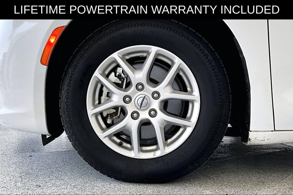 Used 2024 Chrysler Pacifica Touring-L FWD image 12