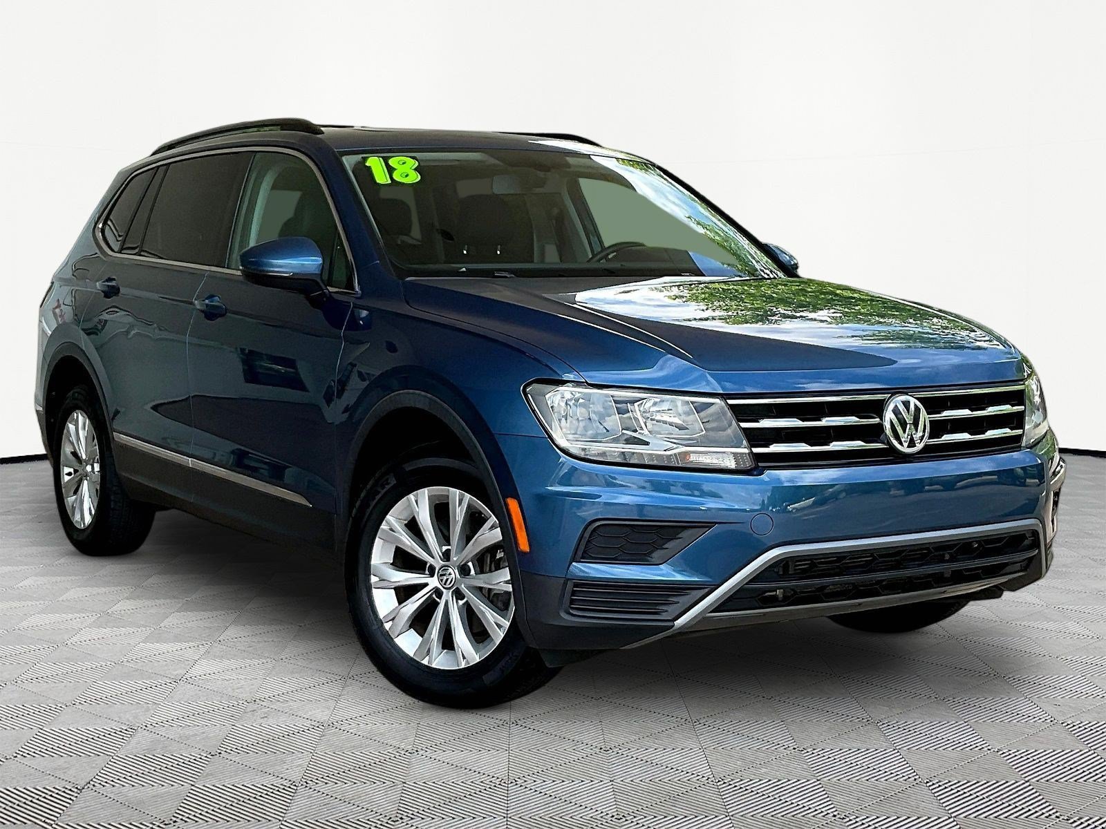 Used 2018 Volkswagen Tiguan SE w/ Panoramic Sunroof Package FWD image 3