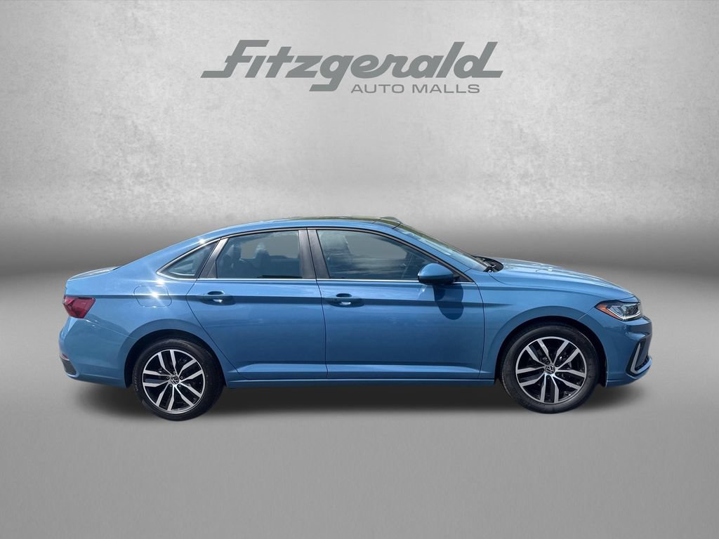 Used 2025 Volkswagen Jetta SE FWD image 8