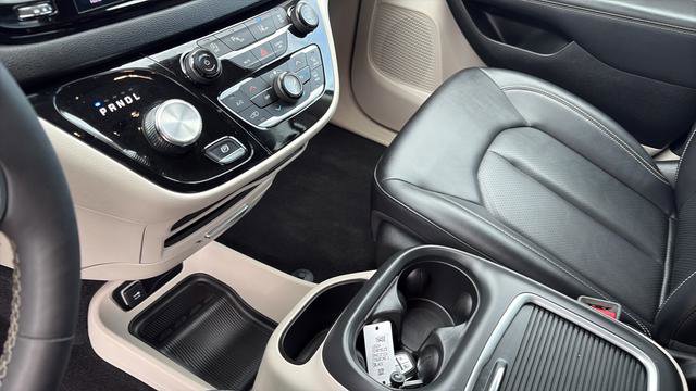 Used 2024 Chrysler Pacifica Touring-L image 18