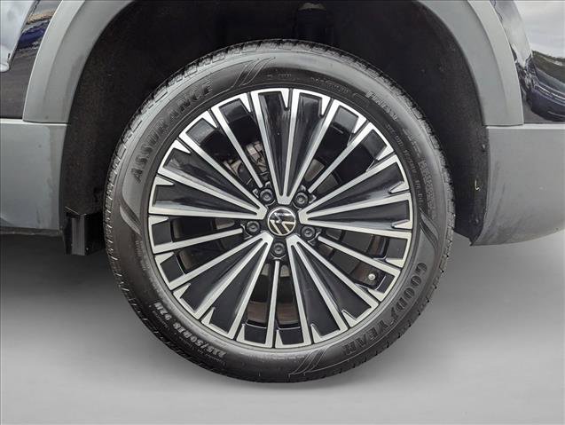 Certified 2025 Volkswagen Taos SE image 22