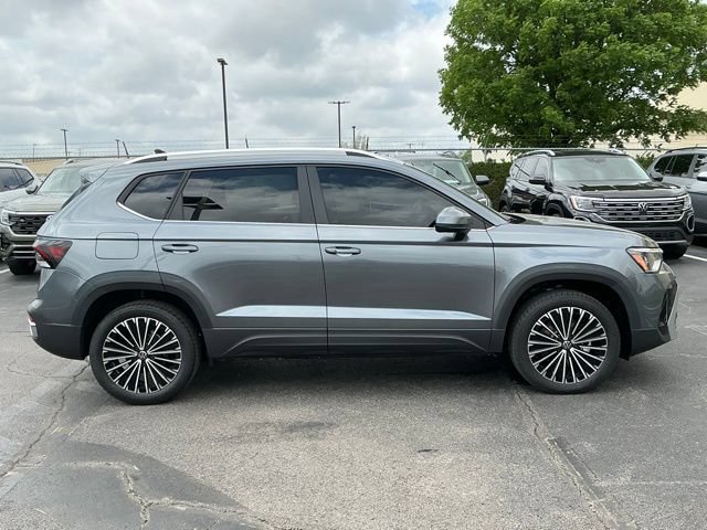 New 2026 Volkswagen Taos SE FWD image 2