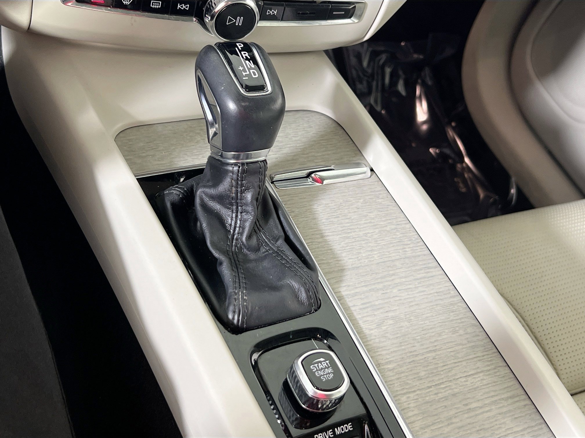 Used 2021 Volvo XC60 T5 Inscription image 17