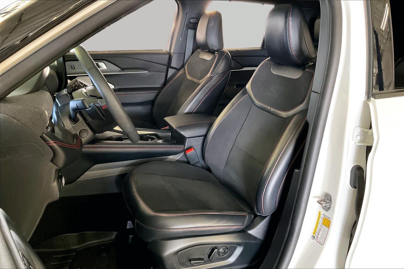Used 2025 Ford Explorer ST AWD/4WD image 7
