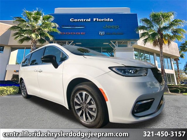 Used 2025 Chrysler Pacifica Select