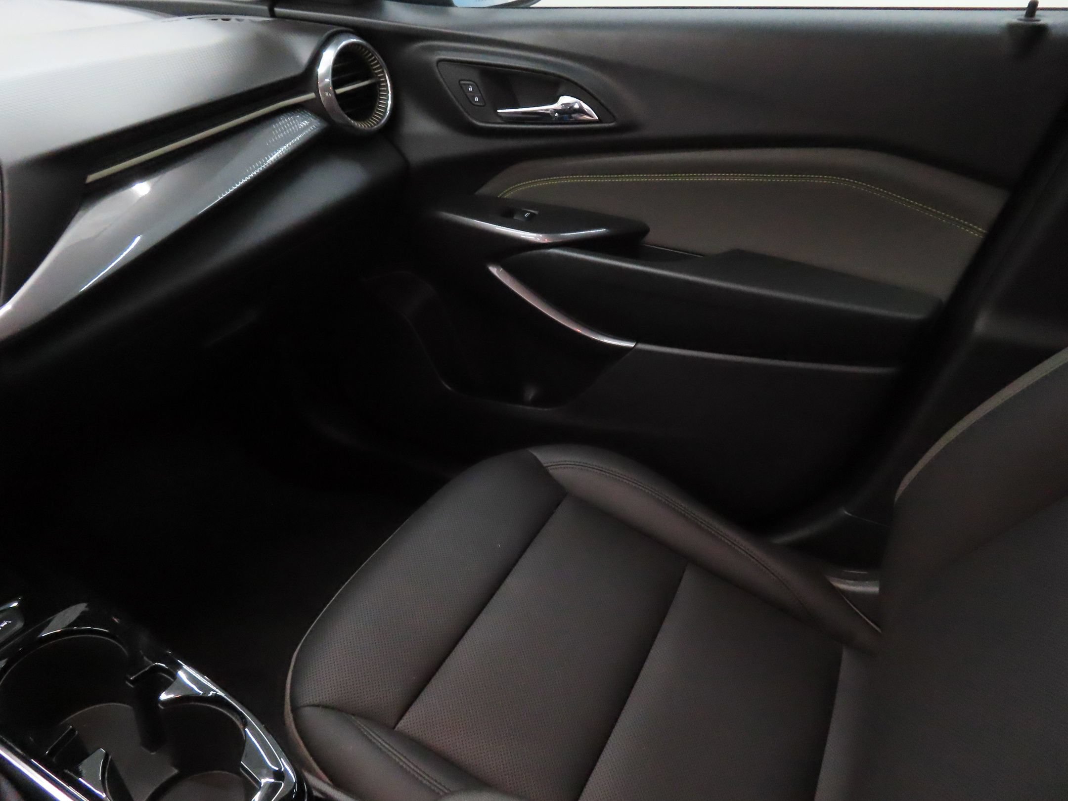 Used 2025 Chevrolet Trax ACTIV w/ Sunroof Package FWD image 19