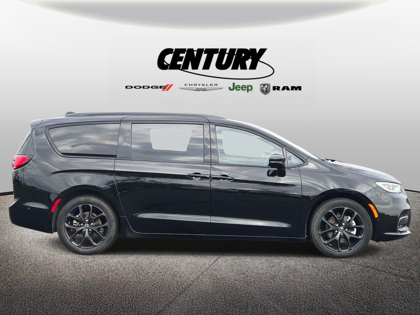 Used 2025 Chrysler Pacifica Limited FWD image 2