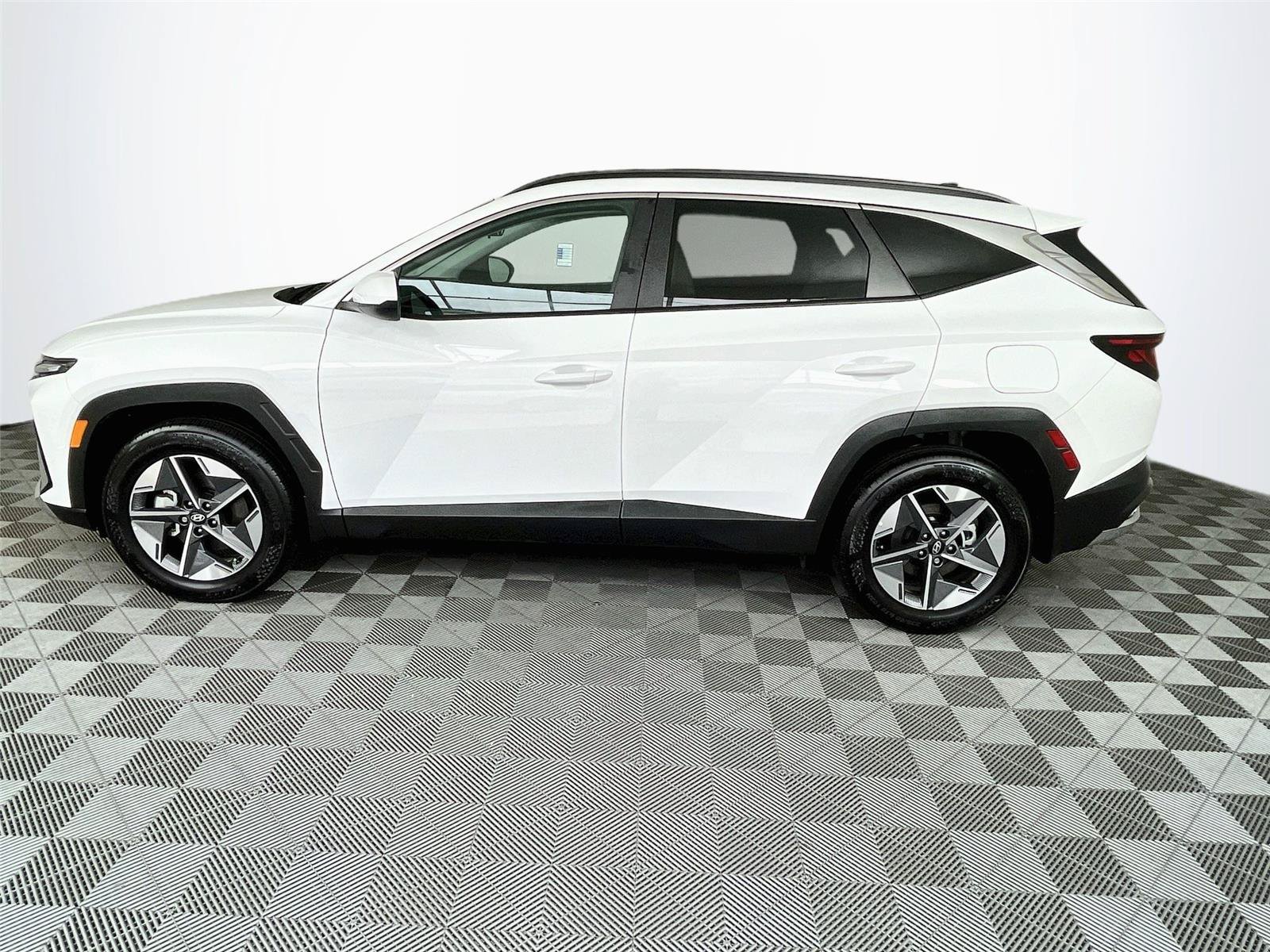 Certified 2025 Hyundai Tucson SEL AWD/4WD image 4