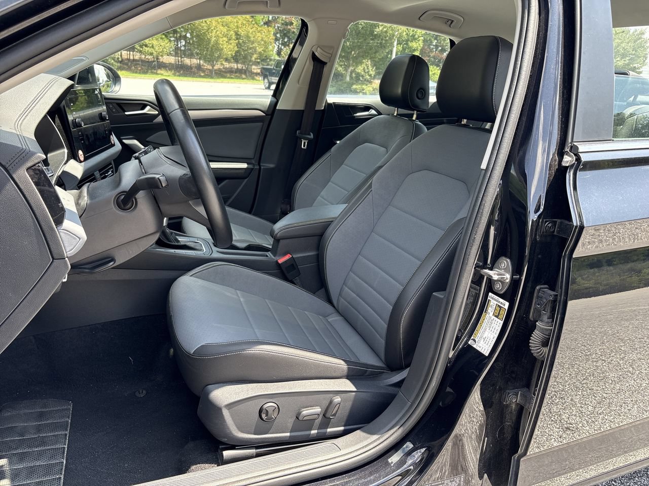 Used 2025 Volkswagen Jetta SE FWD image 18