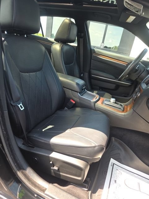 Used 2015 Chrysler 300 C Platinum w/ Harman/Kardon Audio Group AWD/4WD image 16