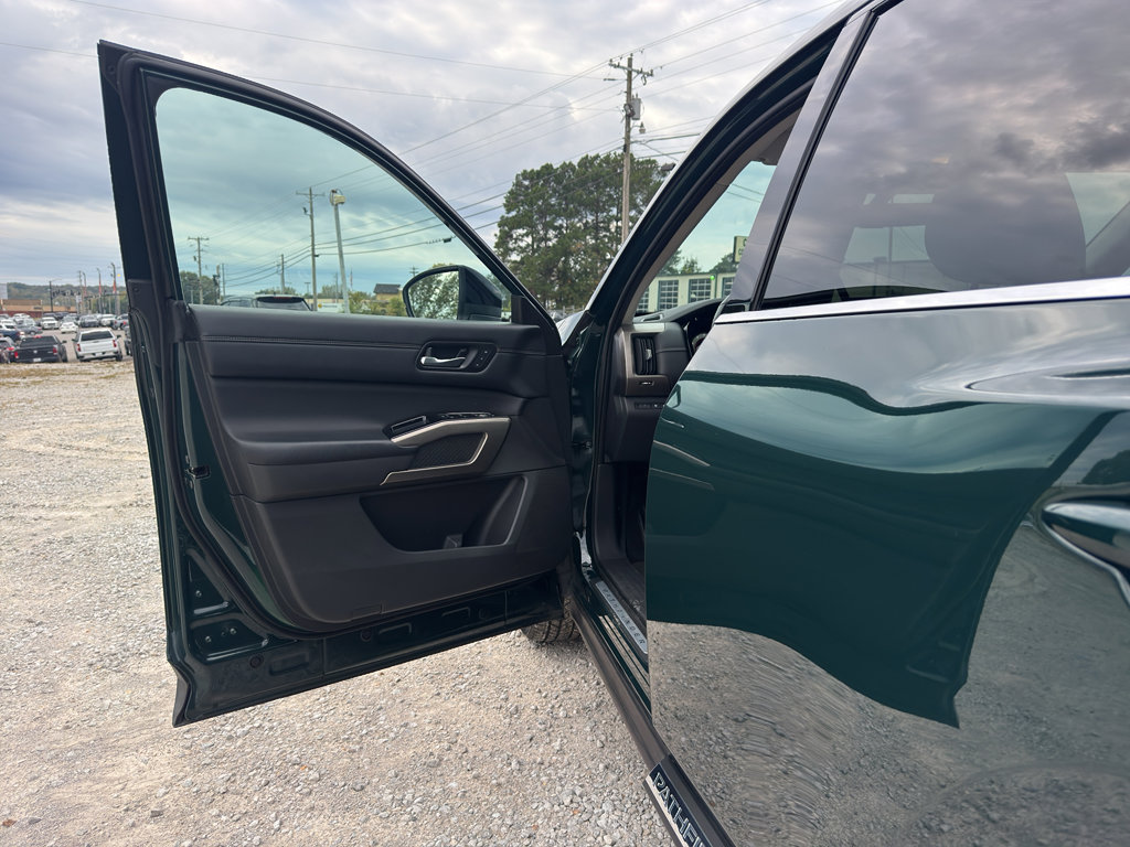 Used 2023 Nissan Pathfinder Platinum image 18