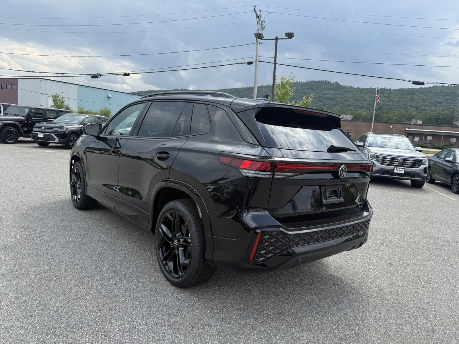 New 2025 Volkswagen Tiguan SE R-Line image 5