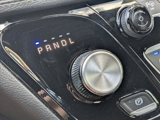 Used 2025 Chrysler Pacifica Limited FWD image 12