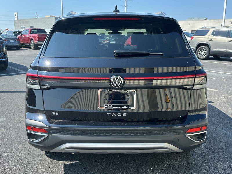 Used 2025 Volkswagen Taos SE w/ Panoramic Sunroof Package image 6