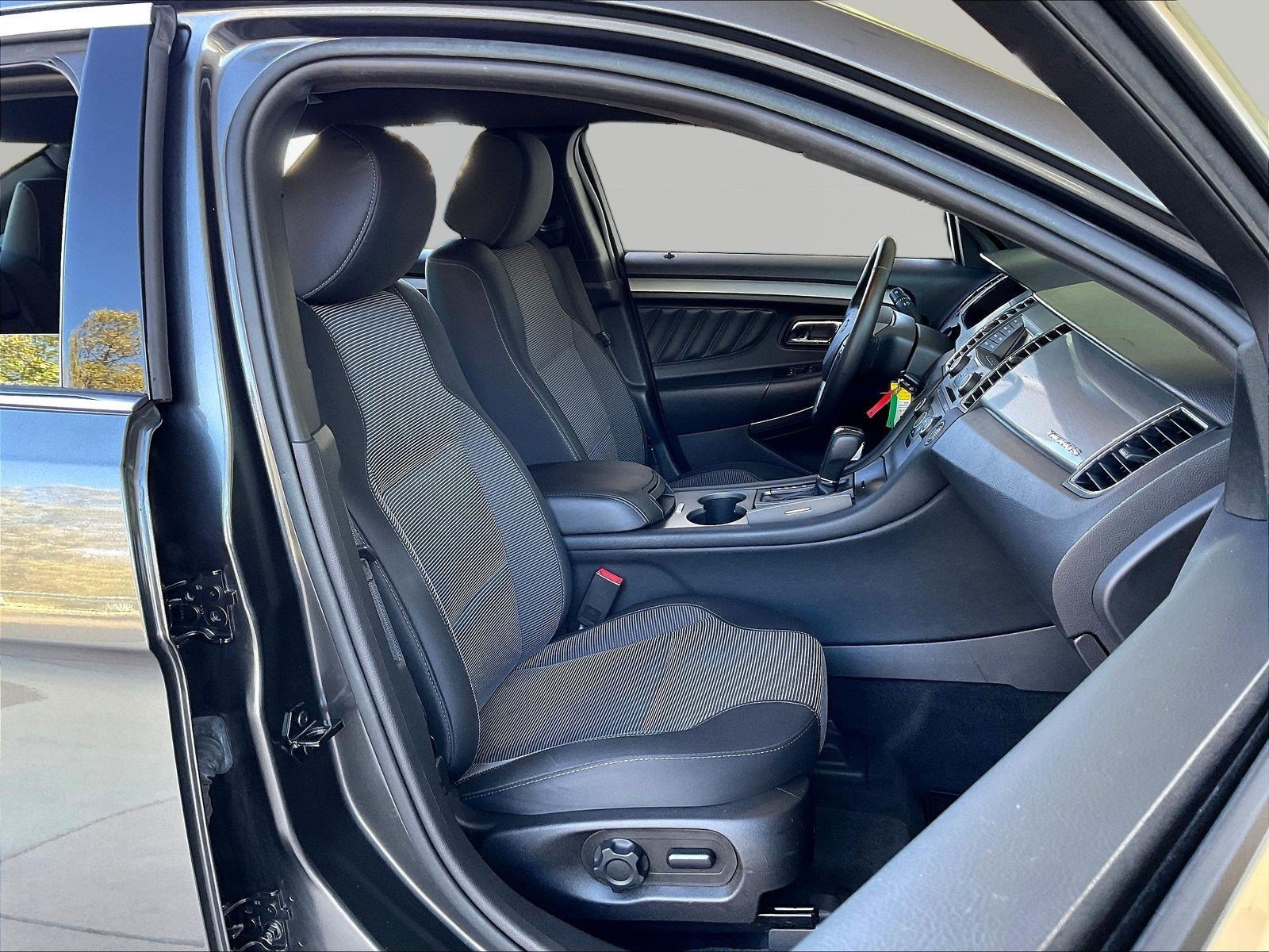 Used 2016 Ford Taurus SEL FWD image 29