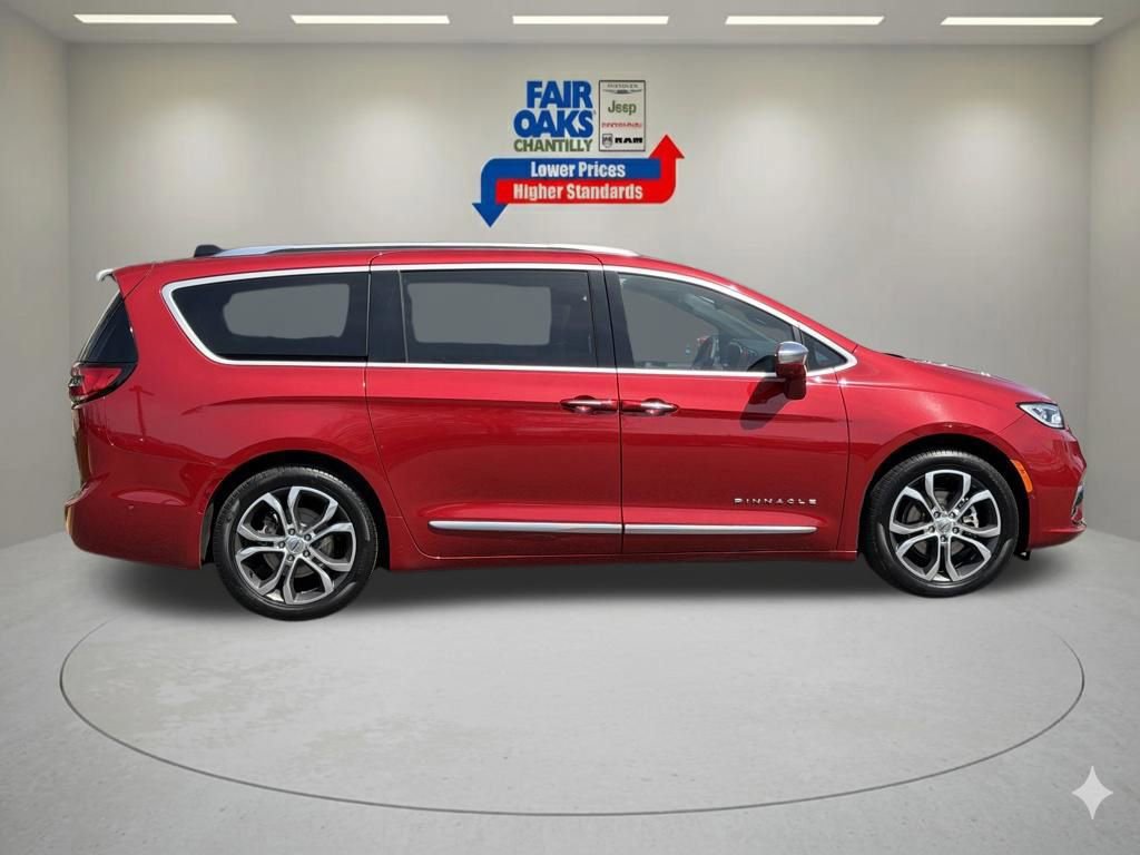 Used 2024 Chrysler Pacifica Pinnacle FWD image 6