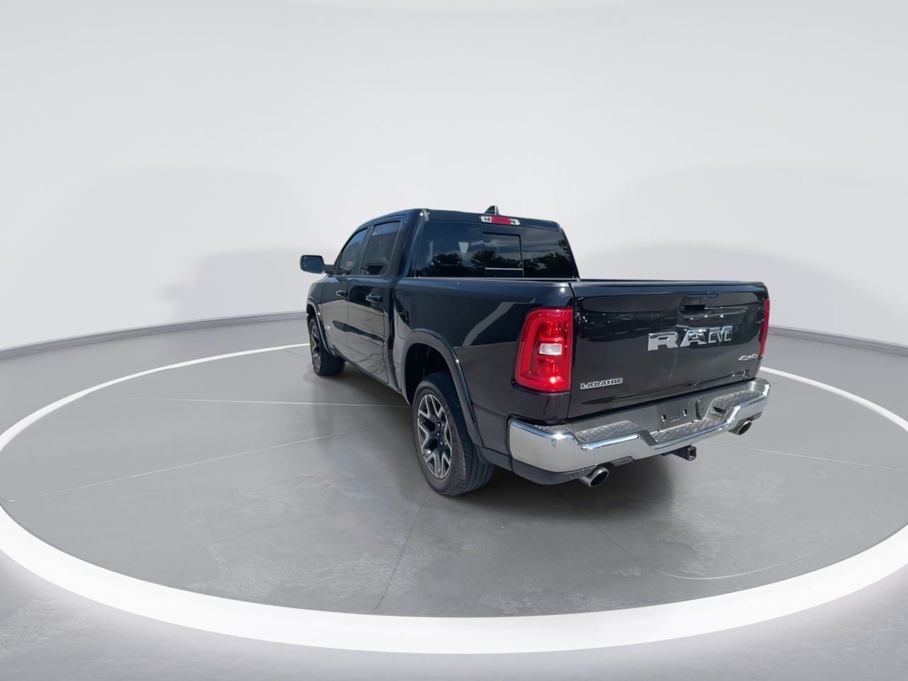 Used 2025 RAM 1500 Laramie AWD/4WD image 6