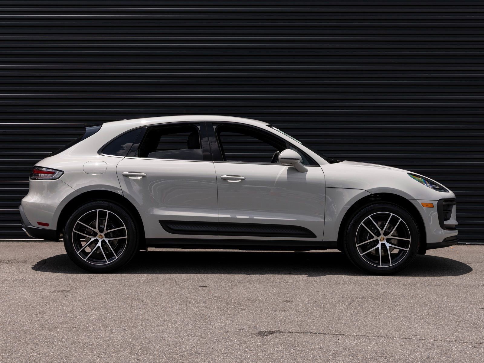 Certified 2025 Porsche Macan image 8
