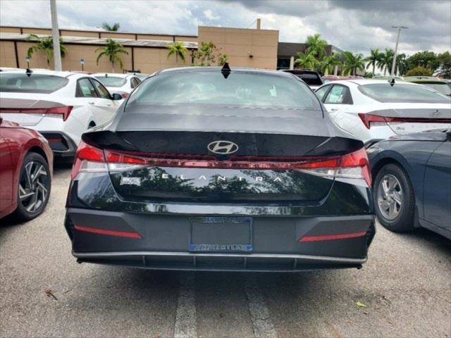 New 2025 Hyundai Elantra SE image 3