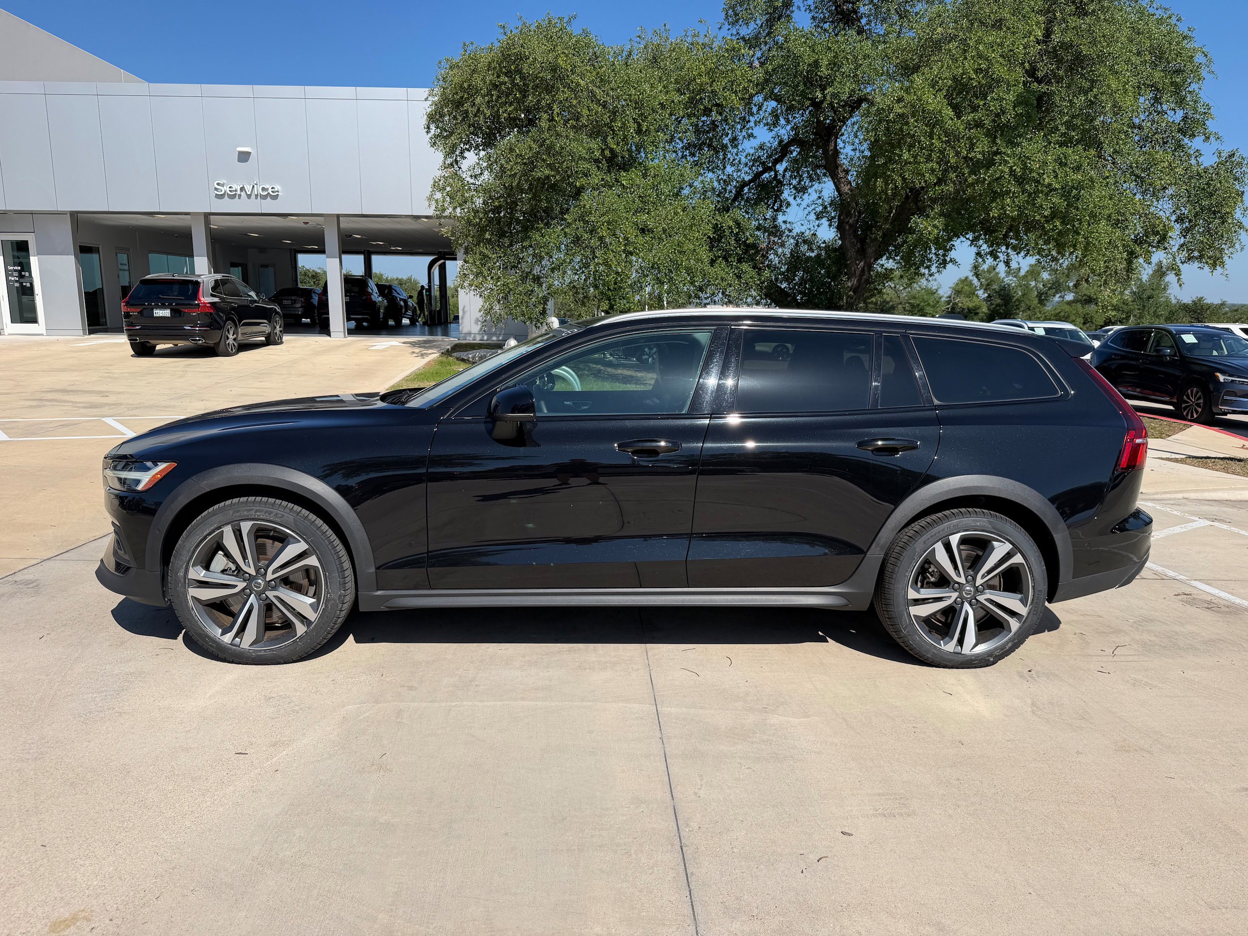 Certified 2025 Volvo V60 B5 Cross Country Plus AWD/4WD image 3